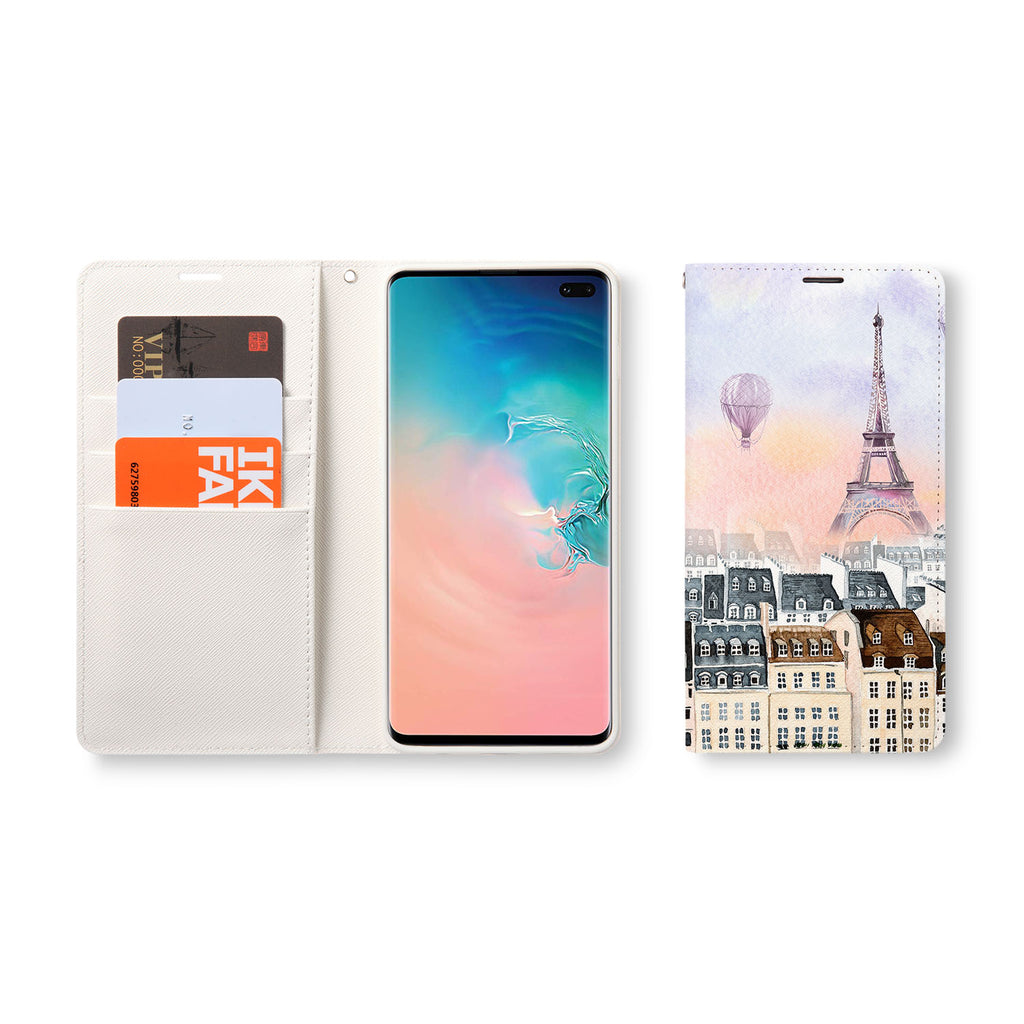 There’s a handy window pocket that lets you flash your ID when needed and a full-size pocket for cash, receipts or magnetic security cards.