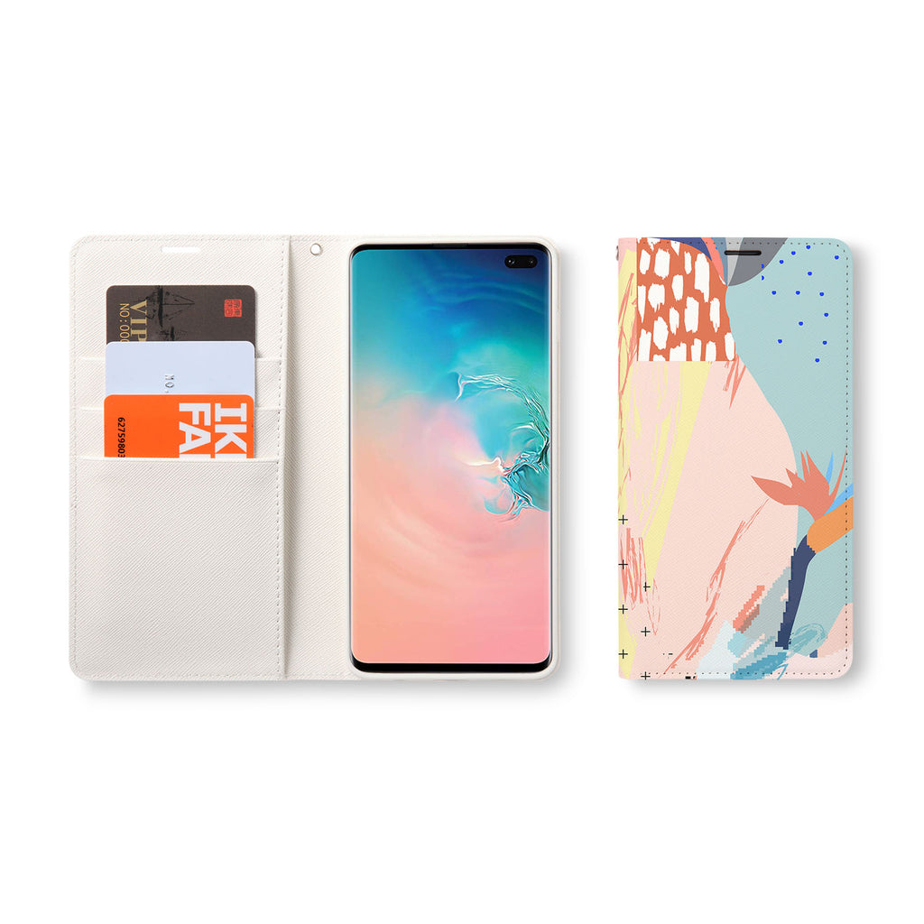 There’s a handy window pocket that lets you flash your ID when needed and a full-size pocket for cash, receipts or magnetic security cards.