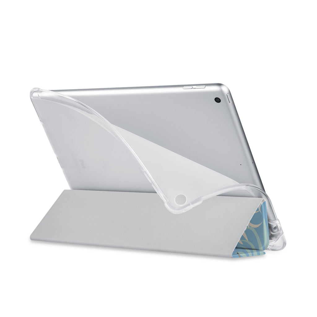 Balance iPad SeeThru Casd with Bird Design has a soft edge-to-edge liner that guards your iPad against scratches.