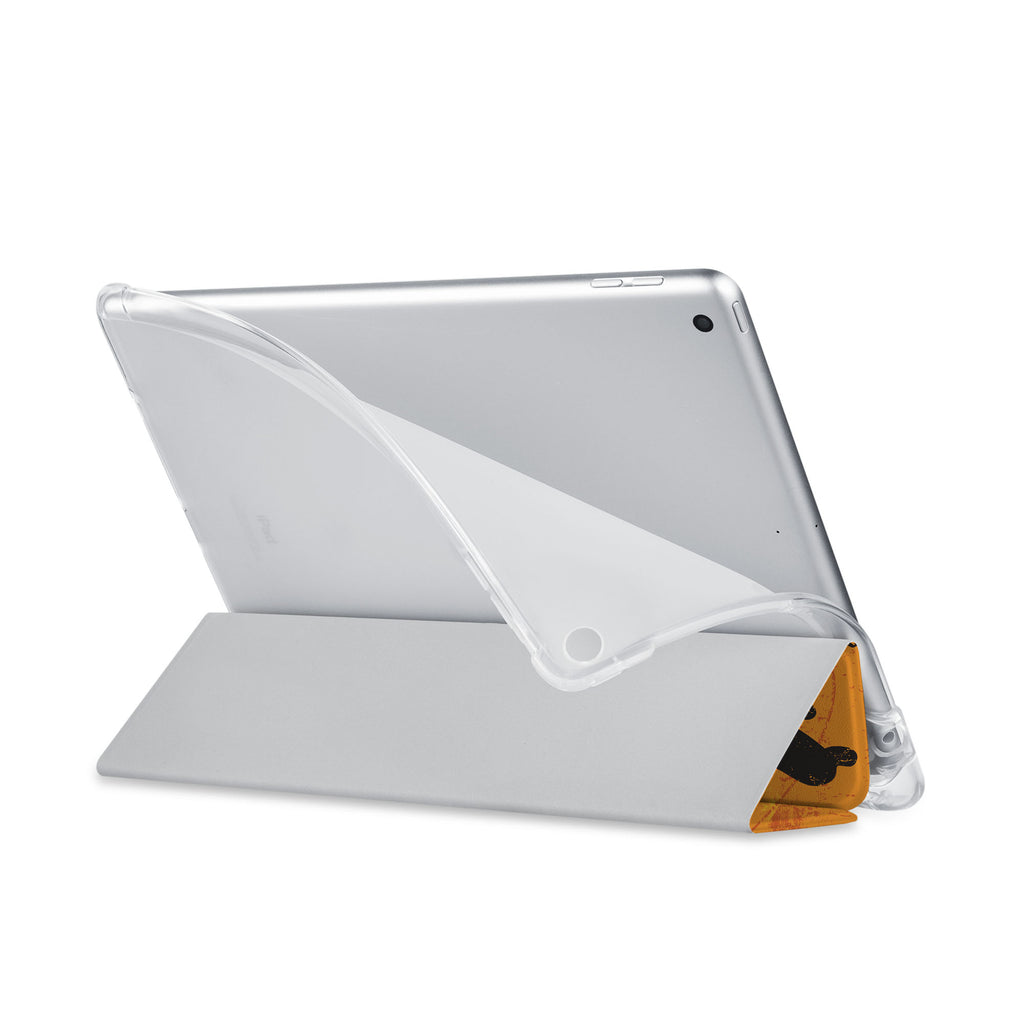 Balance iPad SeeThru Casd with Music Design has a soft edge-to-edge liner that guards your iPad against scratches.